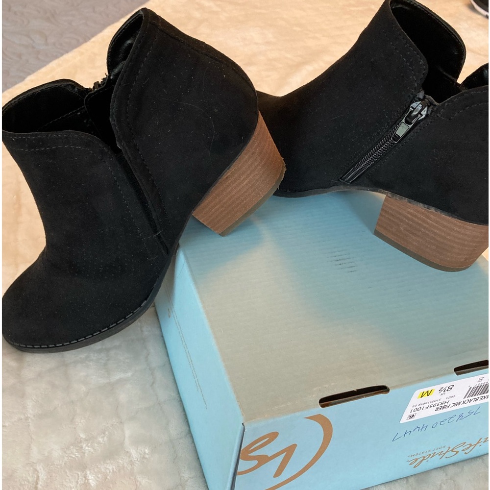 Life Stride women’s black micro fiber bootie shoe size 8.5 - 2 in heel